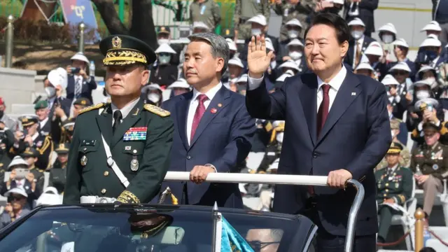 윤석열 대통령이 이종섭 국방장관, 김승겸 합참의장과 차에 올라타 열병식을 하고 있다
