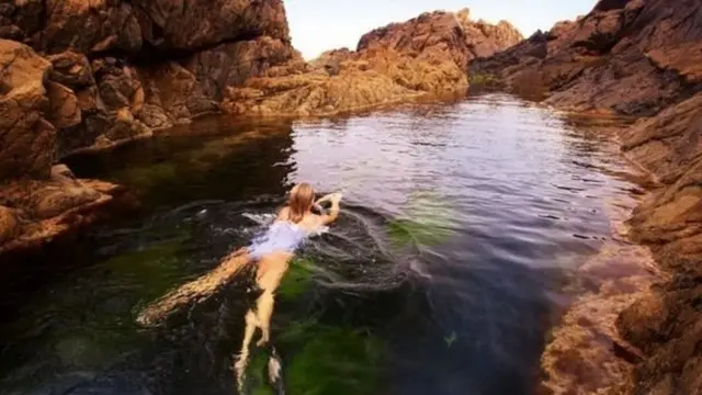 தீவில் இயற்கையாக அமைந்துள்ள நீச்சல் குளம்