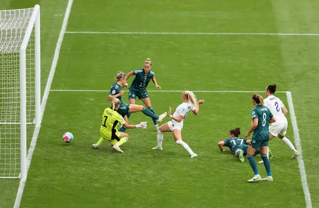 كتب المنتخب الإنجليزي للسيدات التاريخ عندما فاز بأول بطولة كبرى لكرة القدم في نهائي دراماتيكي لكأس الأمم الأوروبية 2022 ضد منافسه اللدود وحامل لقب البطولة ثماني مرات المنتخب الألماني على ملعب ويمبلي. اللاعبة البديلة كلوي كيلي تظهر هنا وهي تسجل هدف الفوز قبل نهاية الوقت الإضافي بعشر دقائق.