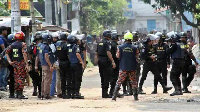 শুরু থেকেই ওই বাড়িটির আশপাশের সব রাস্তা বন্ধ করে দিয়ে সতর্ক অবস্থান নেয় র‍্যাবের সদস্যরা।