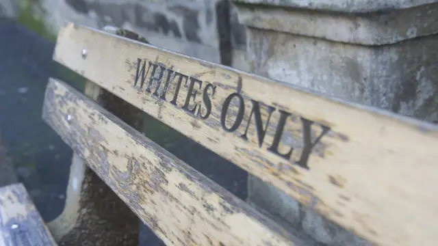 Скамейка с надписью: "Только для белых".