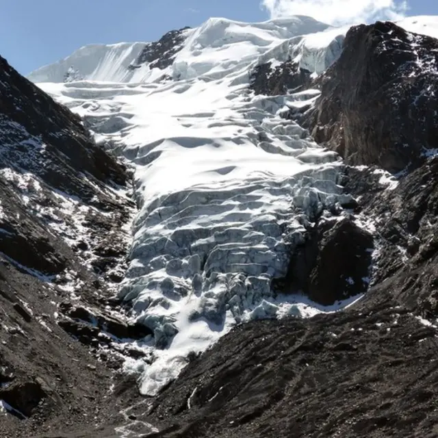 Lago glaciar cerca de las localidades de Pelechuco y Agua Blanca, en la región de Apolobamba en el norte de Bolivia