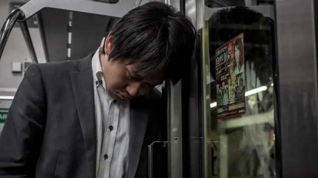 شاب ينام في وسيلة المواصلات وهو واقف