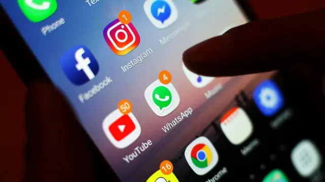 شاشة هاتف ذكي وتطبيقاته