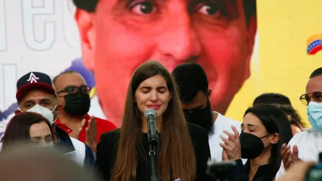 Camilla Fabri leyo una carta escrita por su esposo en una concentracion en apoyo a Saab.