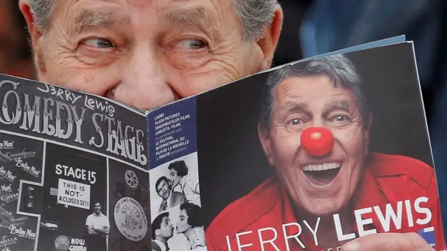 Jerry Lewis con una revista suya.