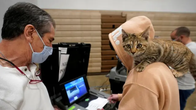 Votante con un gato en el hombro en Kentucky