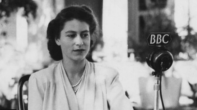 Ọbabìnrin ń bá àwọn ènìyàn sọ̀rọ̀