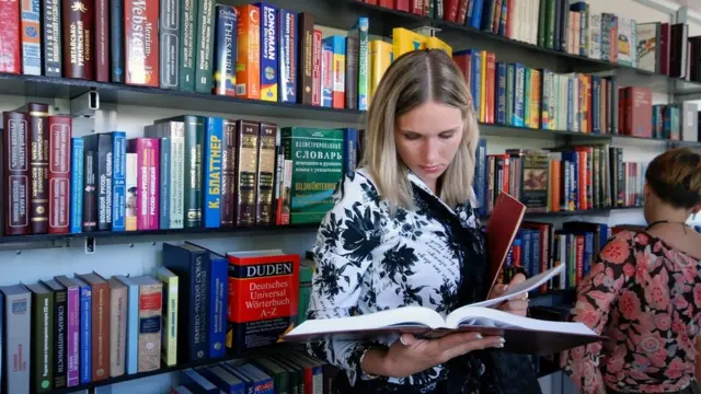 Дівчина розглядає словники