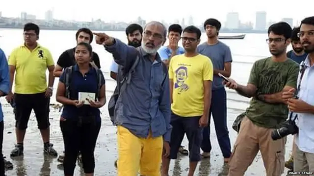 प्रदीप पाताडे आणि त्यांचे सहकारी मरीन वॉकमध्ये सहभागींना मार्गदर्शन करताना