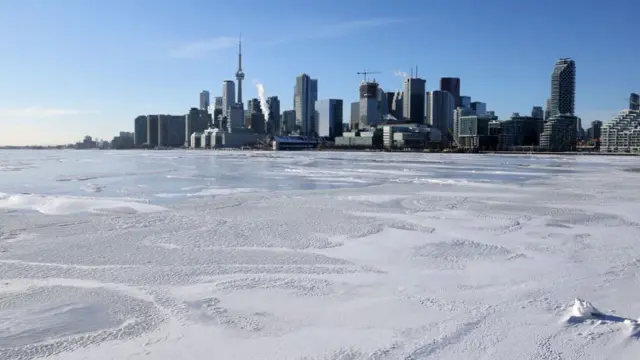 कॅनडातला गोठलेला आँटारियो तलाव