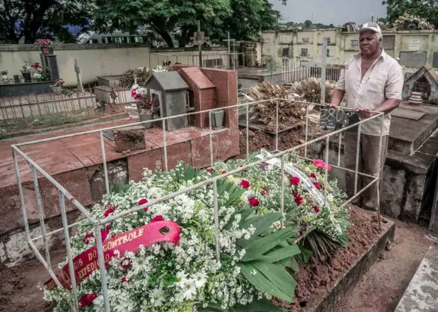 Atenagos Moreira de Jesus perto de túmulo