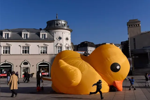 เป็ดยางสีเหลืองถูกใช้เป็นสัญลักษณ์ในการชุมนุมใกล้กับสำนักงานใหญ่รัฐบาลในกรุงพริสตินา เมืองหลวงของโคโซโว เนื่องในวันต่อต้านการทุจริตสากล