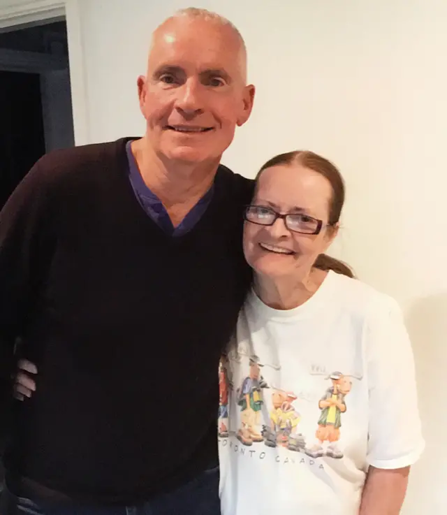 Робин обнимает свою сестру Карен.