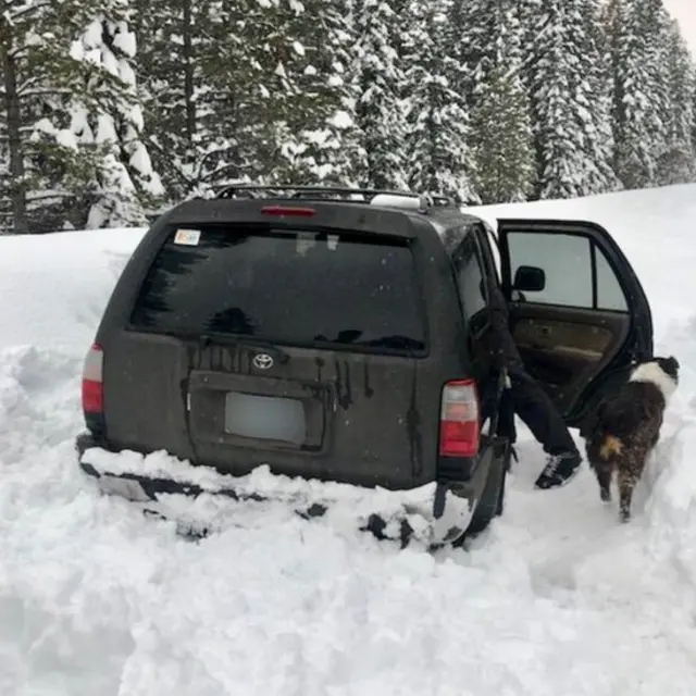 La camioneta en la nieve