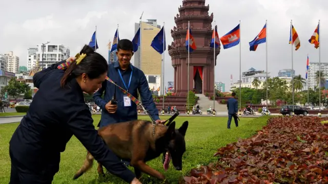Persiapan perayaan kemerdekaan di Phonm Penh.