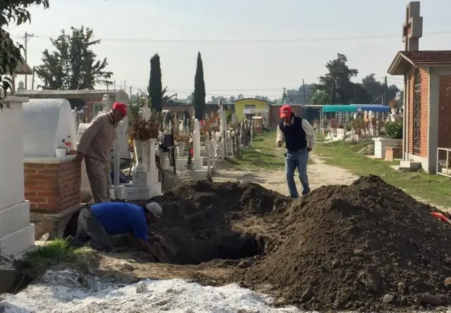 Fosa común en el panteón de Zumpango, Estado de México.