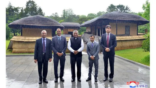 ఉత్తర కొరియాలో వీకే సింగ్, ఇతర అధికారులు