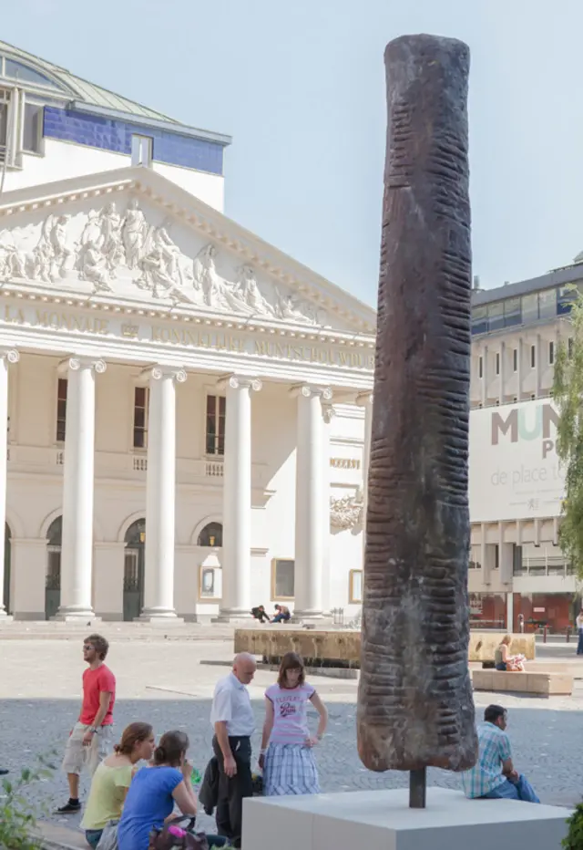 Réplica de 7 metros del hueso Ishango en la plaza Munt en Bruselas