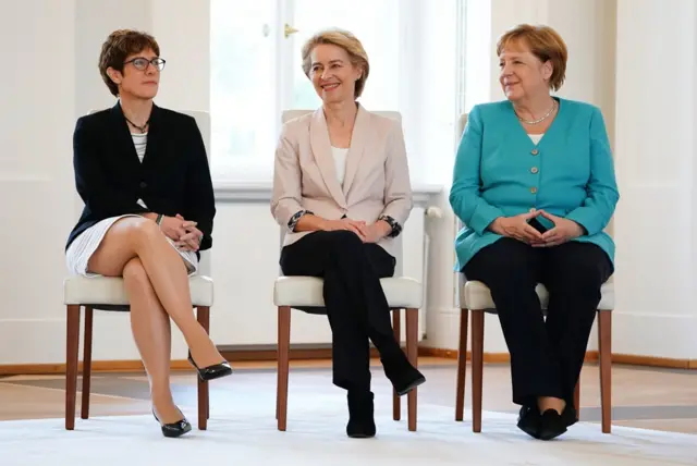 ဂျာမန် ကာကွယ်ရေးဝန်ကြီး အသစ်၊ အဟောင်းနဲ့ ဂျာမန် ဝန်ကြီးချုပ်