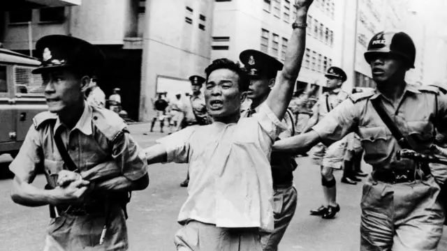 香港警察逮捕一名亲共示威者(18/5/1967)