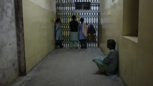 ਵਰਾਂਢੇ ਵਿੱਚ ਬੈਠੀ ਔਰਤ