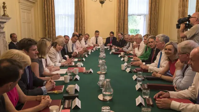 Una foto del primer gabinete de gobierno de May.