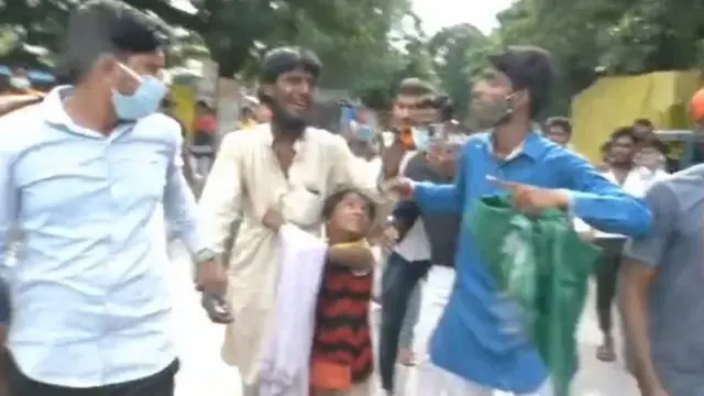 ਦੋ ਦਿਨ ਪਹਿਲਾਂ ਸੋਸ਼ਲ ਮੀਡੀਆ 'ਤੇ ਵਾਇਰਲ ਹੋਈ ਇਸ ਘਟਨਾ ਦੇ ਵੀਡੀਓ ਵਿੱਚ ਕੁੱਝ ਲੋਕ ਰਿਕਸ਼ਾ ਚਾਲਕ ਨੂੰ ਕੁੱਟਦੇ ਹੋਏ ਦਿਖਾਈ ਦੇ ਰਹੇ ਹਨ।