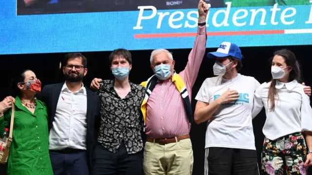 Gabriel Boric junto a sus padres, sus dos hermanos e Irina Karamanos.