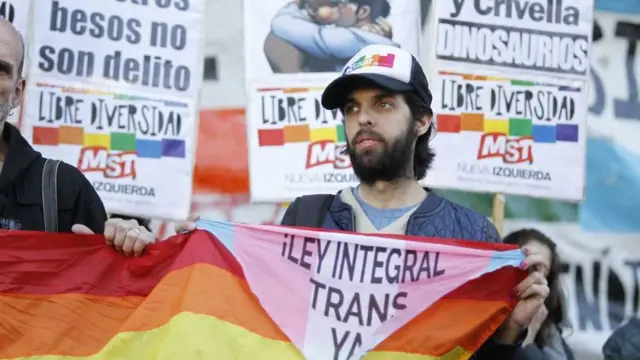 Marcelo Crivela comic beso gay