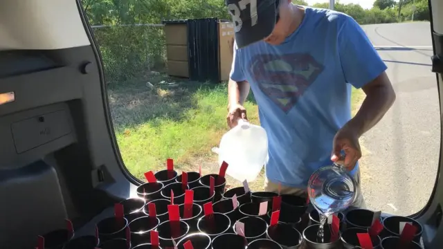 Un membre de l'équipe de surveillance prépare des pièges à moustiques à la station de la marine américaine à Guantanamo Bay