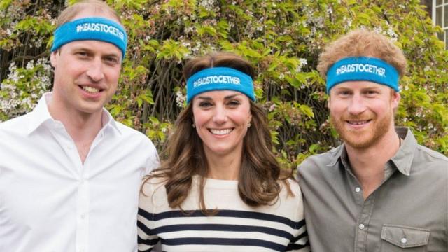 El príncipe Harry y el Duque y la Duquesa de Cambridge alentaron en 2017 a los corredores de la organización Heads Together en la maratón de Londres.