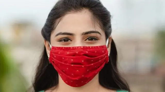 మాస్క్ ధరించిన యువతి