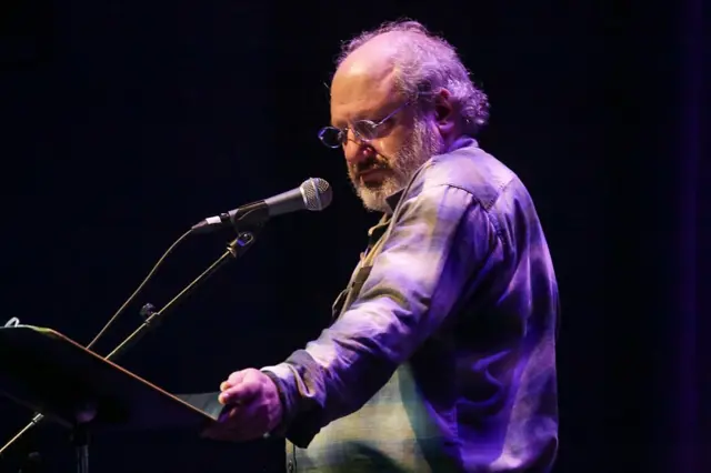 Американский продюсер Хэл Уилнер еще в середине 1980-х приобщил Марианну Фейтфул к новой музыке и поэтическому слову. Он умер 7 апреля 2020 года и ему певица посвятила альбом "She Walks in Beauty"