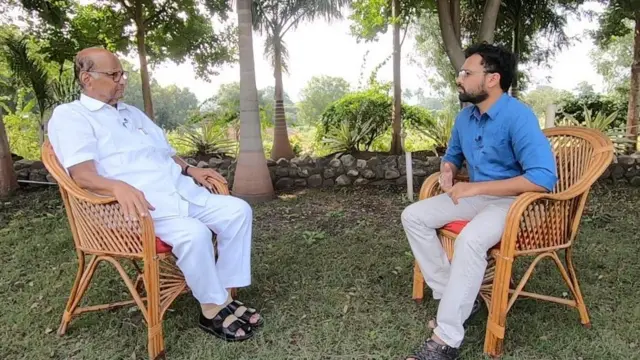 शरद पवार यांच्याशी बातचीत करताना बीबीबी प्रतिनिधी मयुरेश कोण्णूर