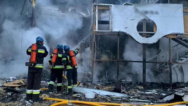 Экстренные службы тушат пожар после ракетного обстрела Запорожья, 11 октября