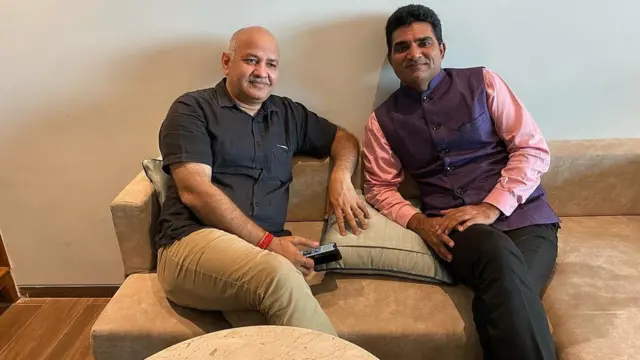 ઈસુદાન ગઢવી અને મનીષ સિસોદિયા