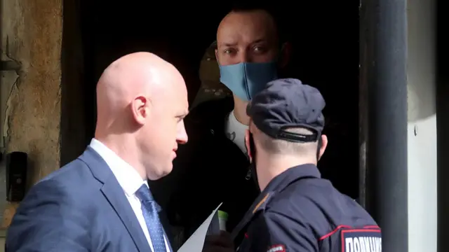 Следователь ФСБ Александр Чабан (слева) и Иван Сафронов на выходе из Лефортовского суда