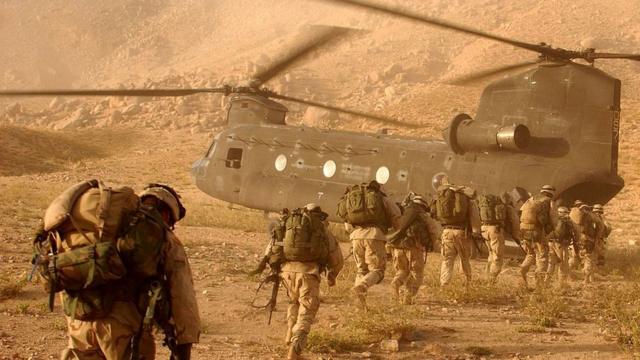 Soldados de la 10ma División de Infantería Ligera del ejército de EE.UU. abordan un helicóptero durante la invasión de Afganistán en 2001