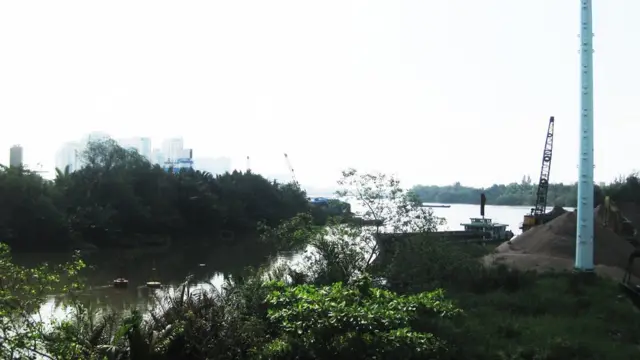 Truyền thông Việt Nam cho hay tới nay 15.000 hộ dân đã được di dời khỏi bán đảo Thủ Thiêm, với chi phí 30.000 tỉ đồng để chi trả bồi thường, tái định cư.