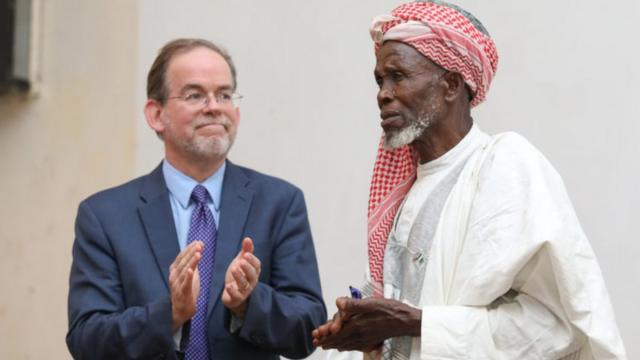 L'imam Abdullahi Abubakar et le chargé d'affaires de l'ambassade des Etats-Unis au Nigeria.