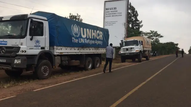 Zimwe mu modoka zitwaye ibikoresho byabo zageze ku mupaka mbere yabo