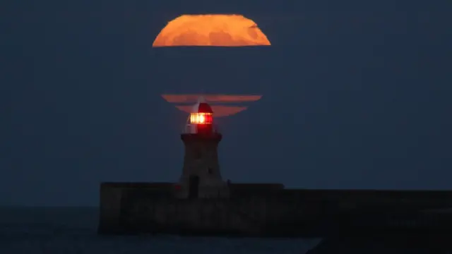 bulan super, newcastle, inggris