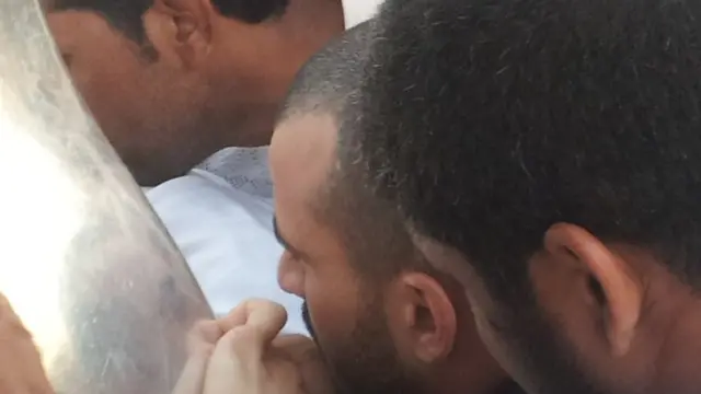 حجاج يتهافتون على لمس الحجر الأسود