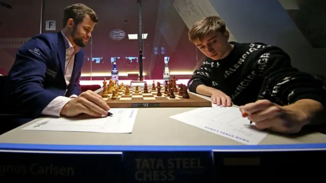 Дубов во время игры с Карлсеном в январе 2020 года