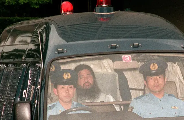 Shoko Asahara siendo llevado por la policía japonesa.