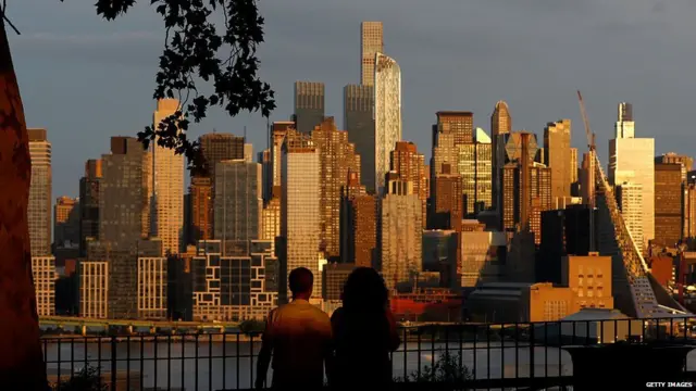 ਨਿਊਯਾਰਕ ਦੇ ਨਿਊਜਰਸੀ ਵਿੱਚ ਸੂਰਜ ਡੁੱਬਾ ਦੇਖਦੇ ਲੋਕ