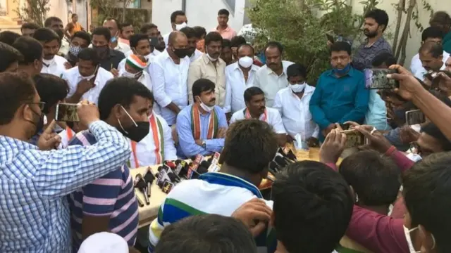 ઐશ્વર્યા રેડ્ડીના ઘર બહાર ભીડ