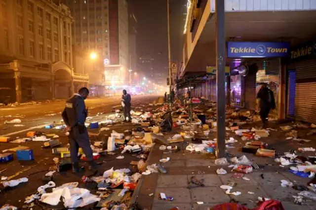 South Africa looting updates: Protest, looting, riots in South Africa as Ramaphosa deploy military - Fotos