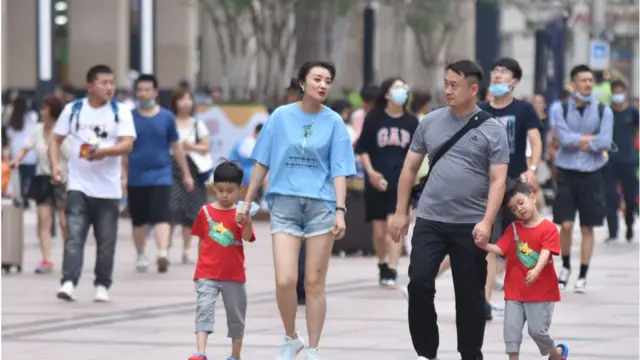 在生育率低迷的背景下，四川新推出的规定也被很多网友解读为，政府鼓励未婚生孩子，是政府在"催生"。